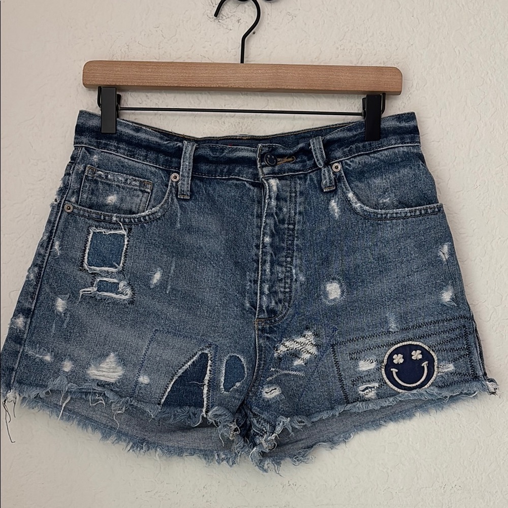 LUCKY Distressed Denim Smiley Motif shorts size 4/27